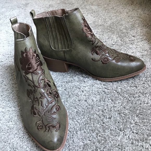 Shoes - Avenue CloudWalkers Thayer Green Booties